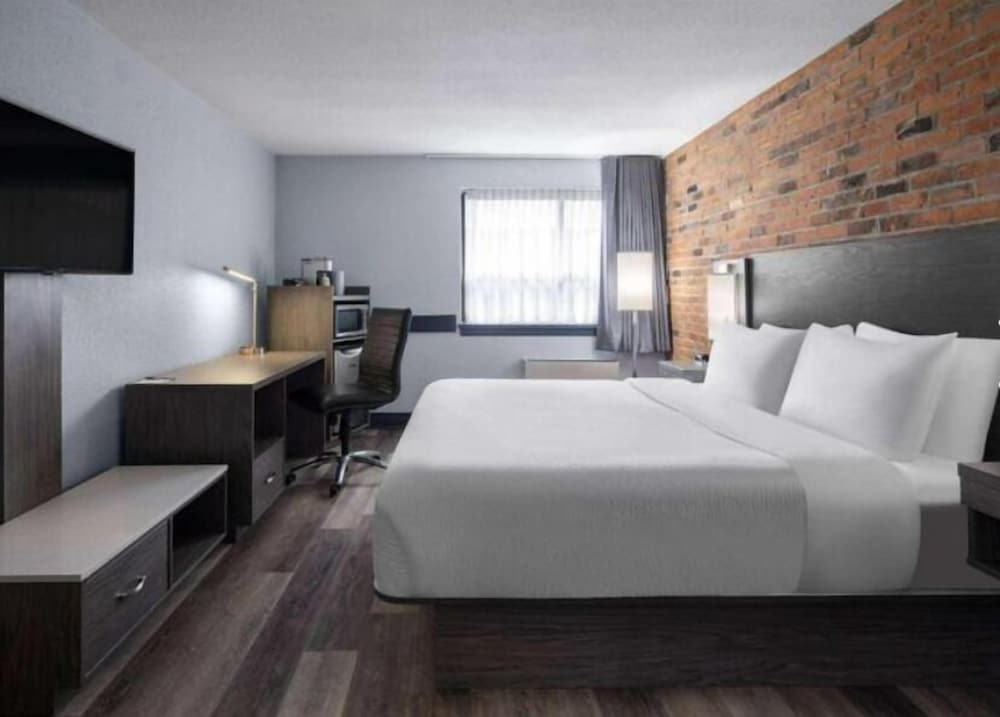 غرفة ديلوكس بسرير كينج، Travelodge by Wyndham Barrie on Bayfield 2/3