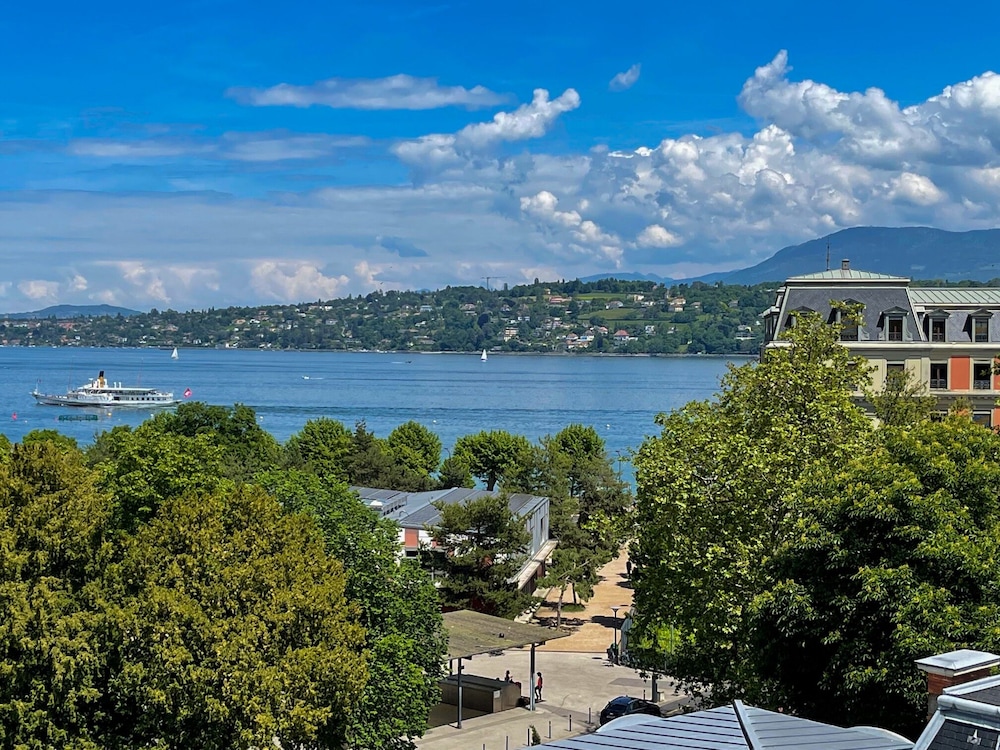 Geneva Hostel 63/70