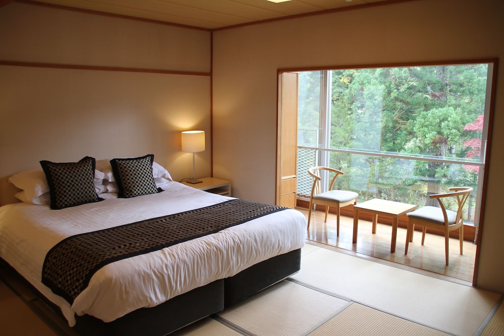 ROOM, DOUBLE OR TWIN BED, MOUNTAIN VIEW