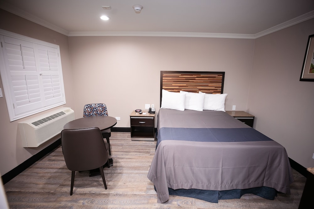 STANDARD, QUEEN BED