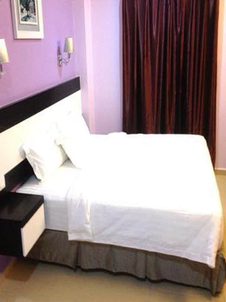 DELUXE, KING BED