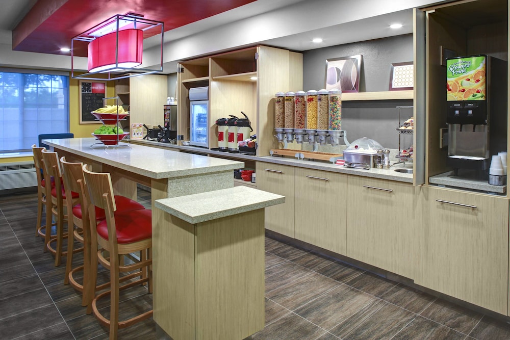 TownePlace Suites by Marriott Fresno 28/36