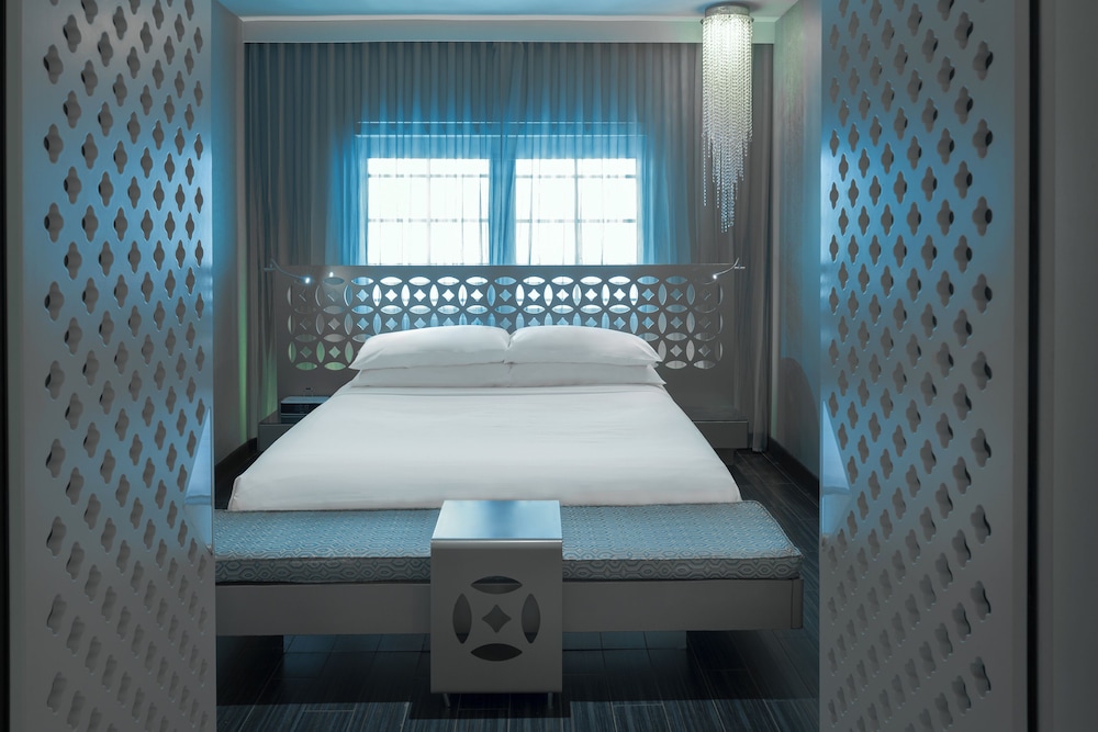 Gold, King Bed، Dream South Beach by Hyatt 4/4