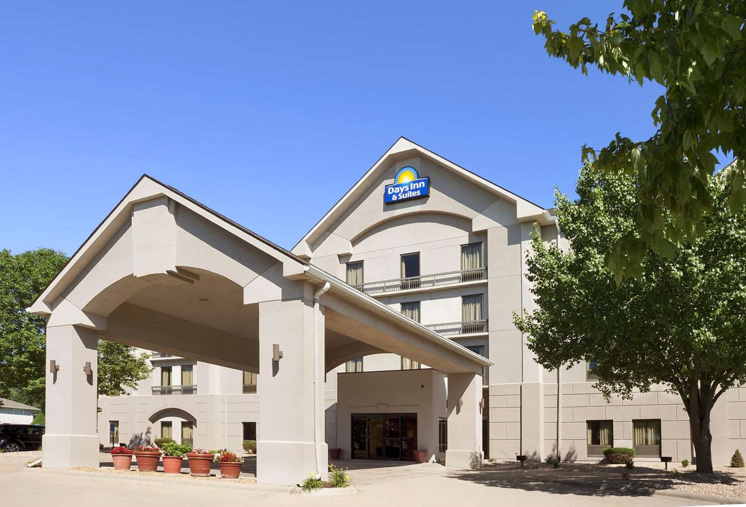 Days Inn & Suites By Wyndham Cedar Rapids 2/27
