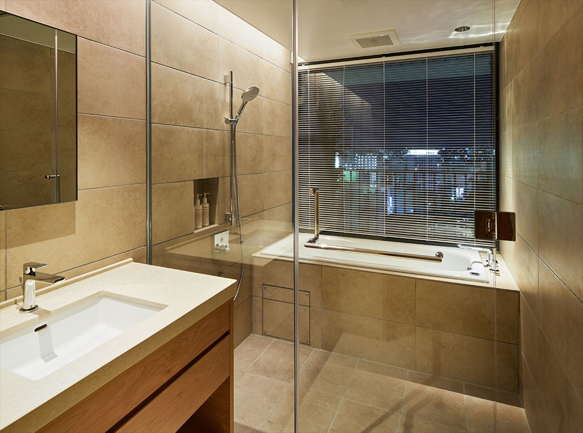 غرفة ديلوكس ركنية بسريرين منفصلين مع أريكة، Hotel Strata Naha 2/2