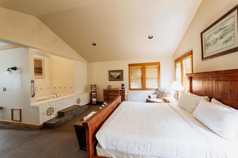 Chico Hot Springs Resort 16/50