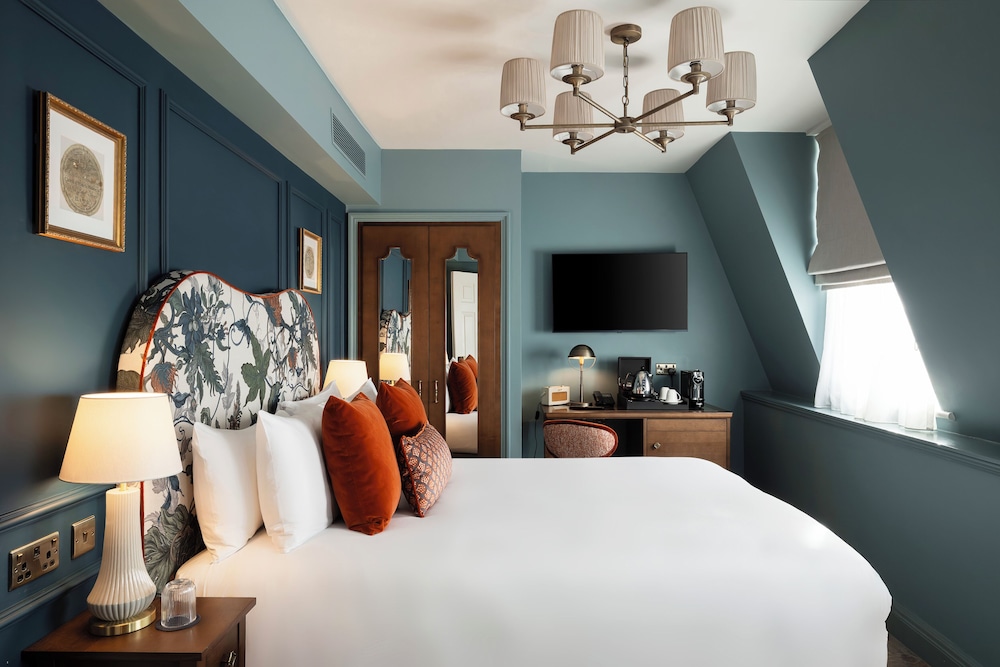 STANDARD, QUEEN BED
