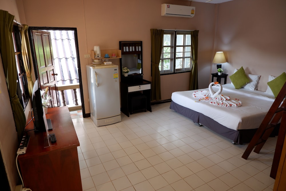 Kata Beachwalk Hotel And Bungalows 40/74