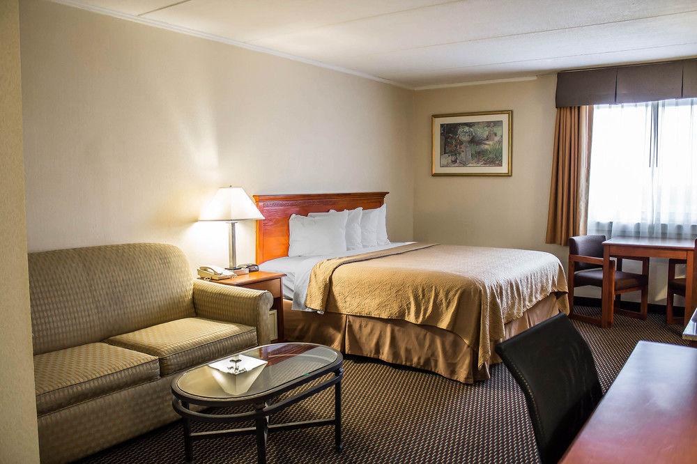 Rodeway Inn & Suites Youngstown 15/60