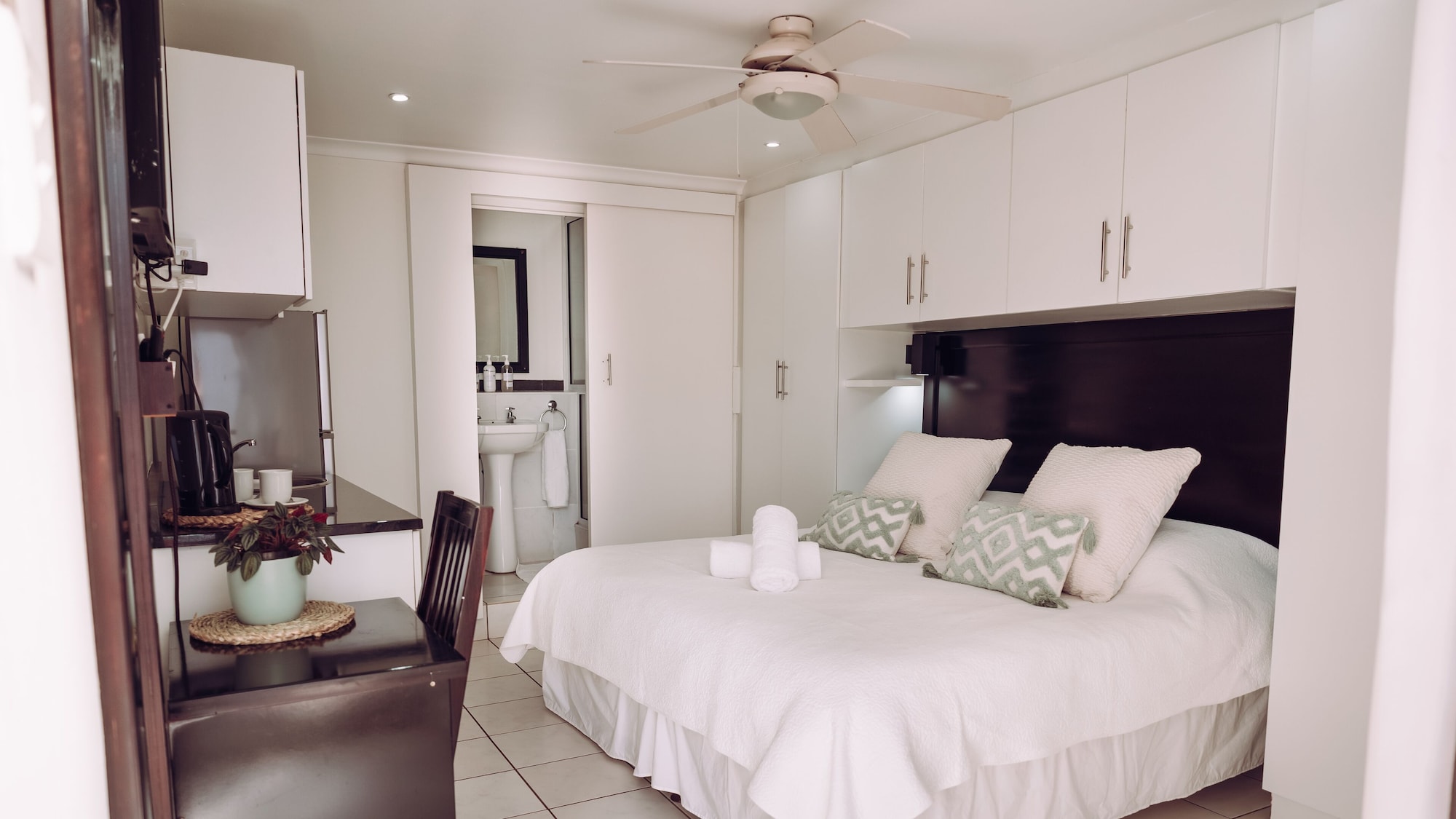 LUXURY, KING BED