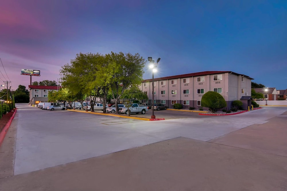 Orangewood Inn Suites Midtown 52/58