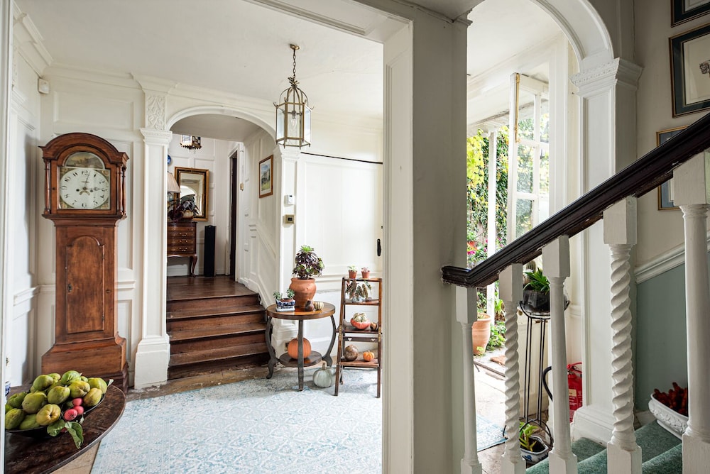 Compton House - Guest House 6/25