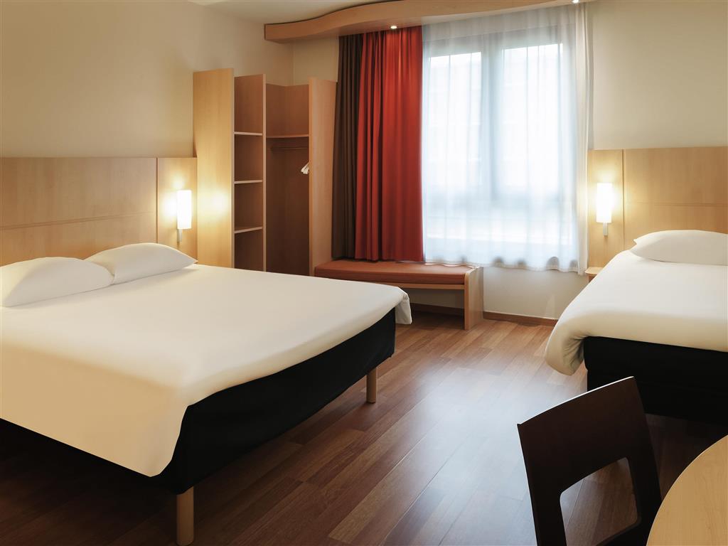 ROOM, 1 DOUBLE AND 1 SINGLE BED
