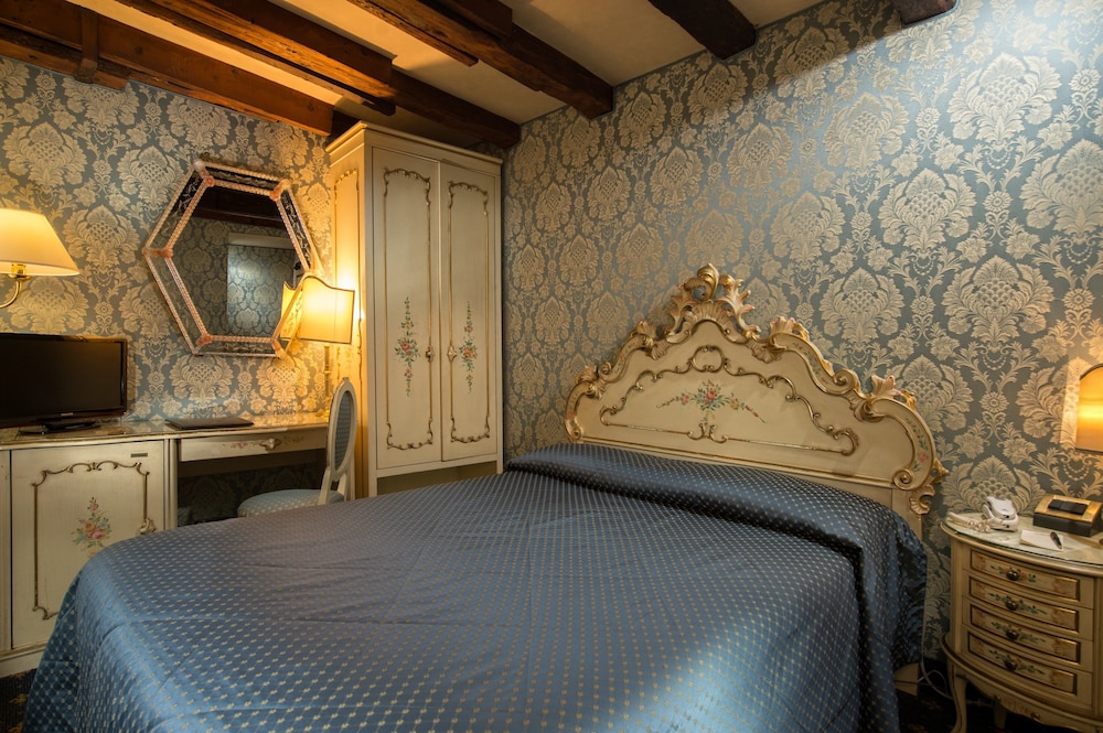 Rialto Hotel 17/66