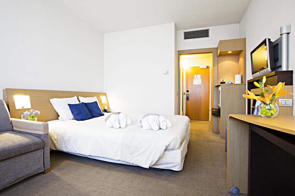EXECUTIVE, DOUBLE BED, SOFA