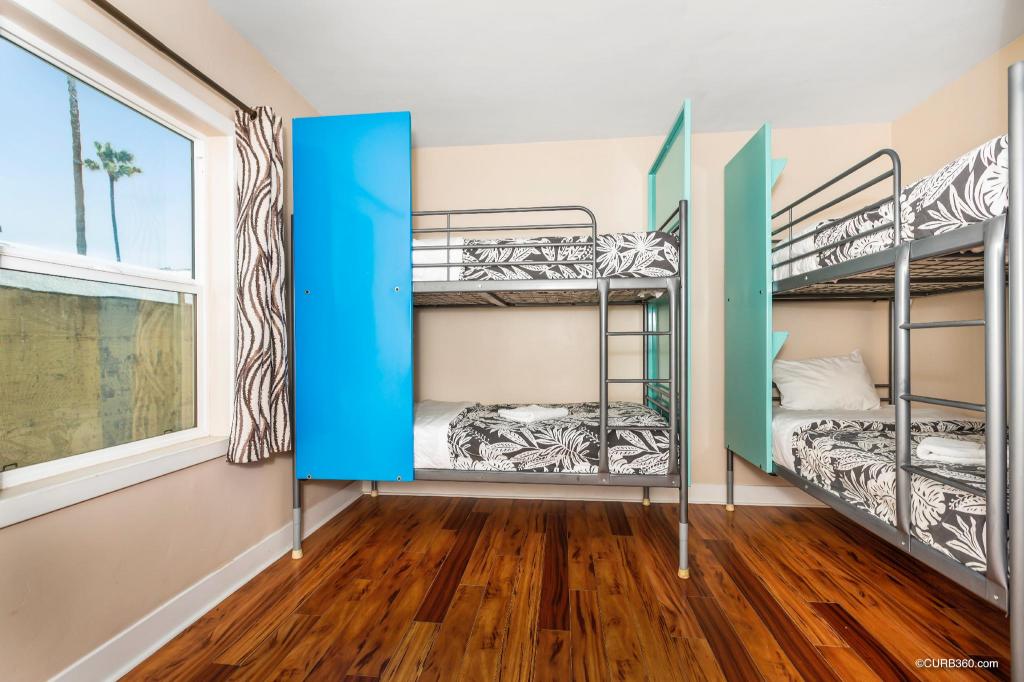 Private, 4 Beds, Shared Bathroom