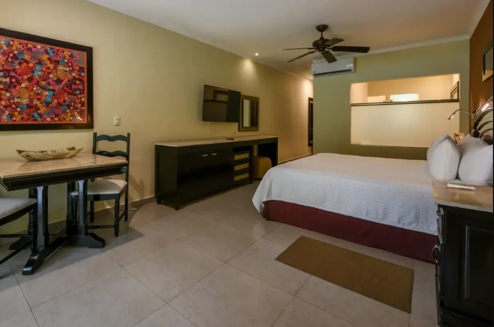 Beachfront Swim Up Junior Suite