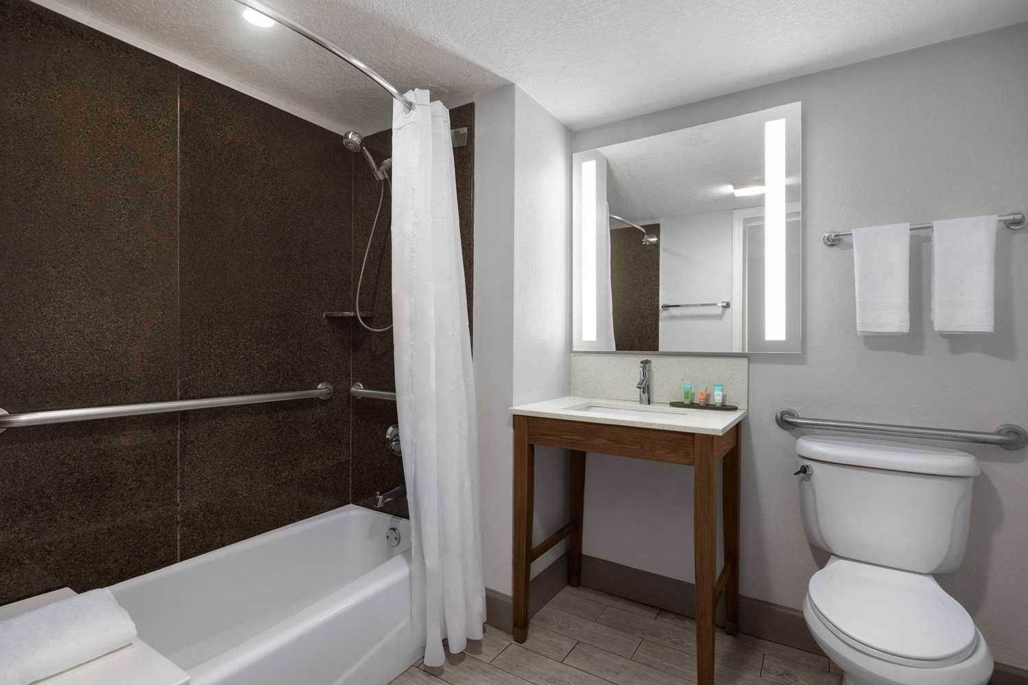 La Quinta Inn & Suites by Wyndham Oceanfront Daytona Beach 22/23