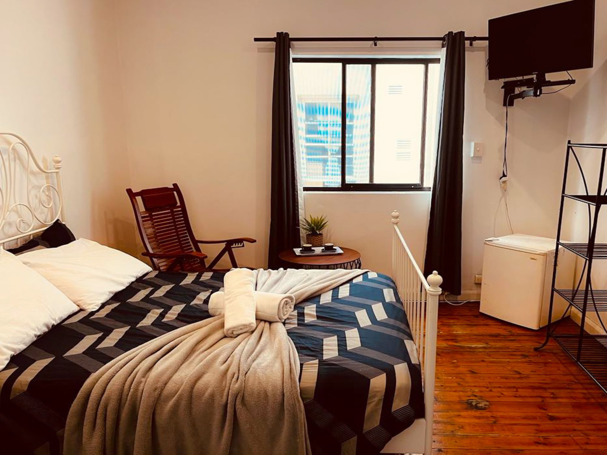 ROOM, DOUBLE BED, SHARED BATHROOM
