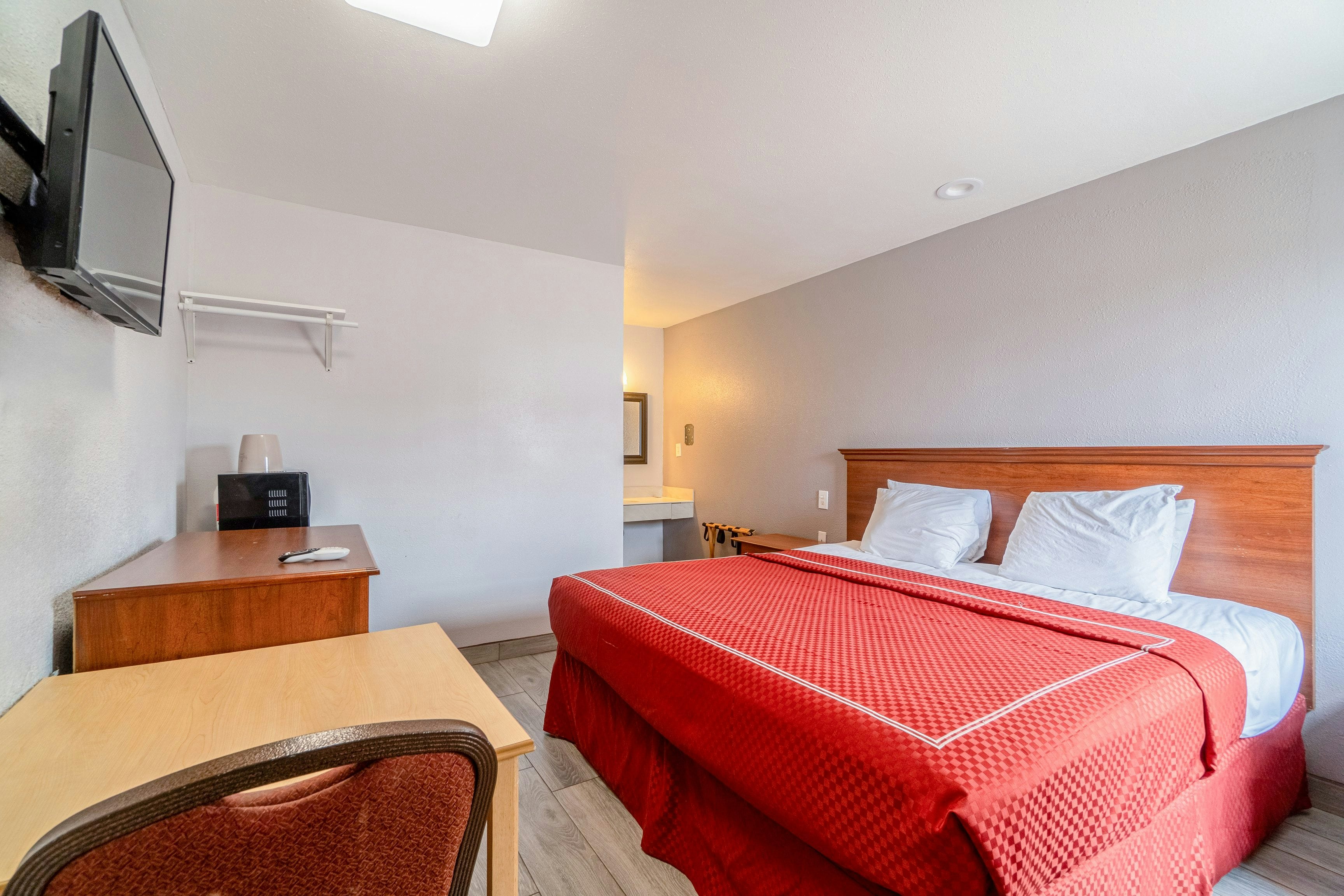 غرفة بسرير كينج للمدخنين، OYO Budget Inn Falfurrias Hwy 281 5/10