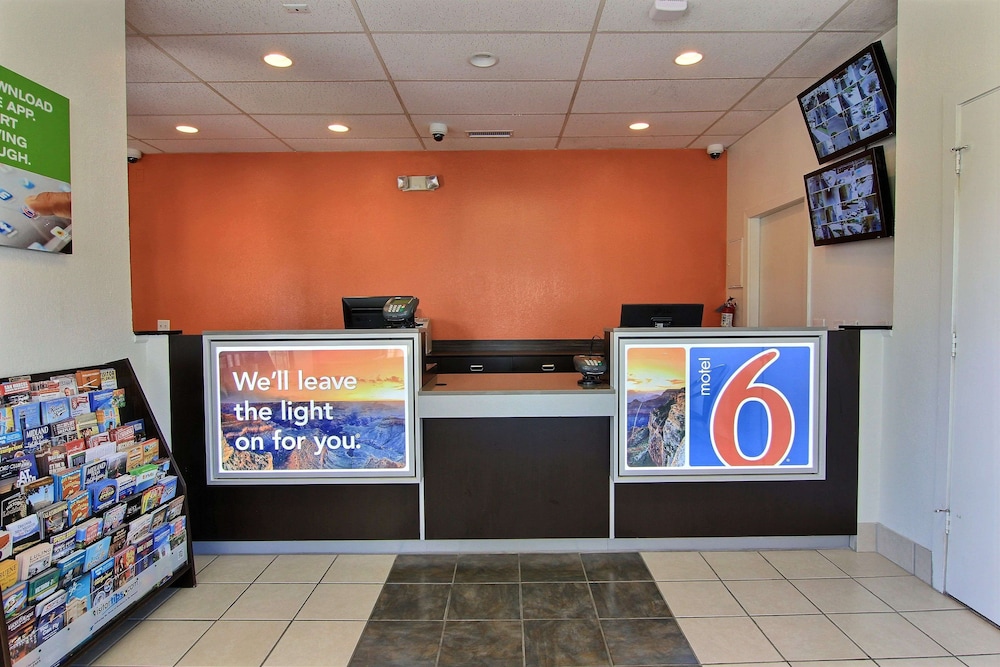 Motel6 Austin, TX - Central Downtown UT 8/53