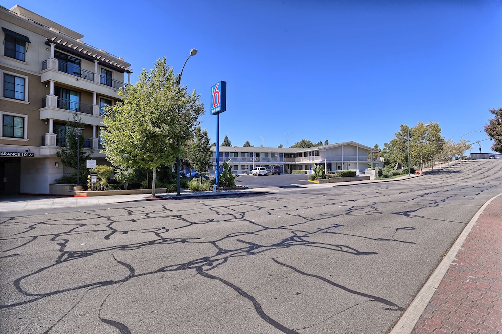 Super 8 by Wyndham Walnut Creek 28/35