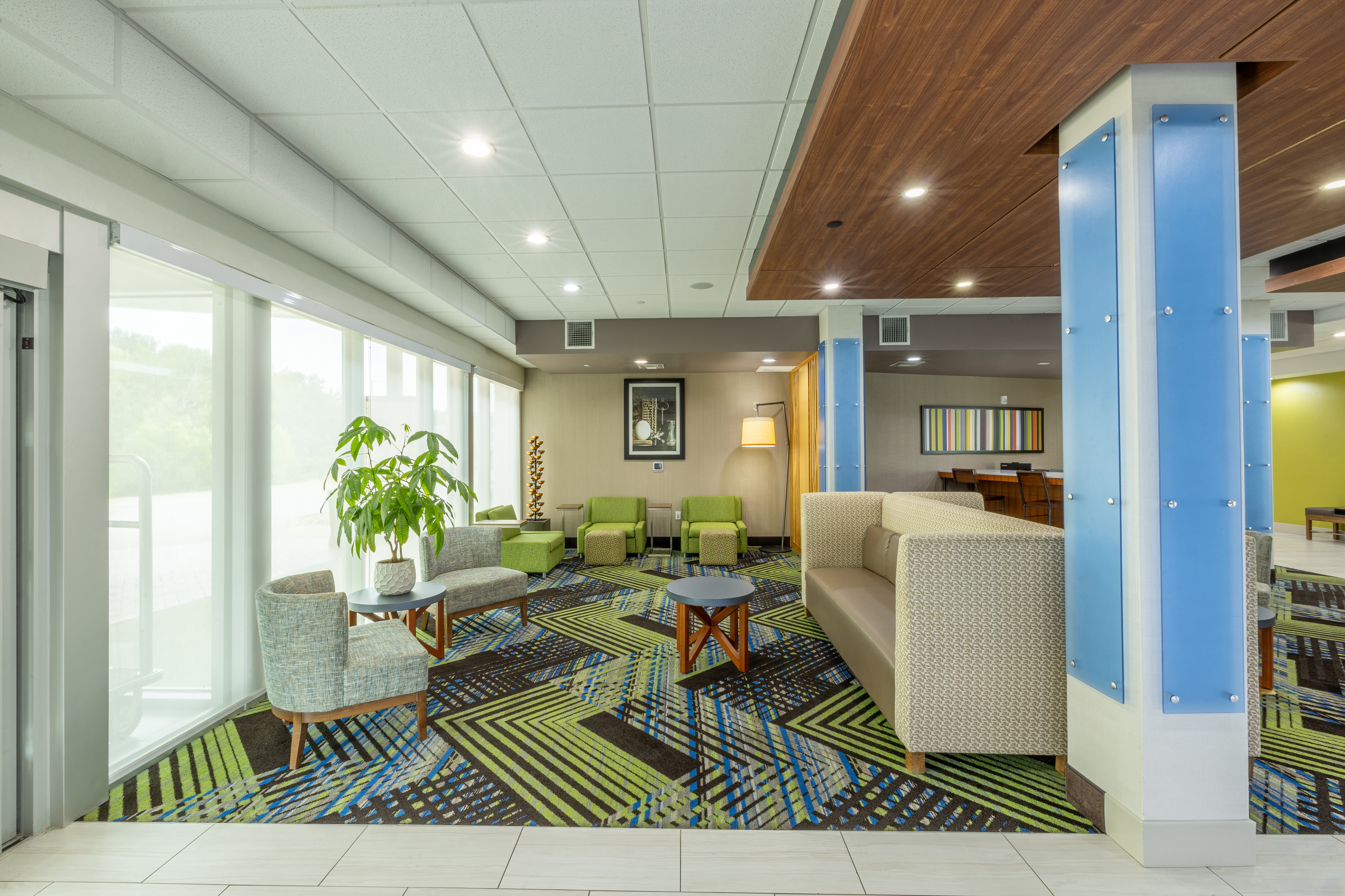 Holiday Inn Express Suites Lindale 40/68