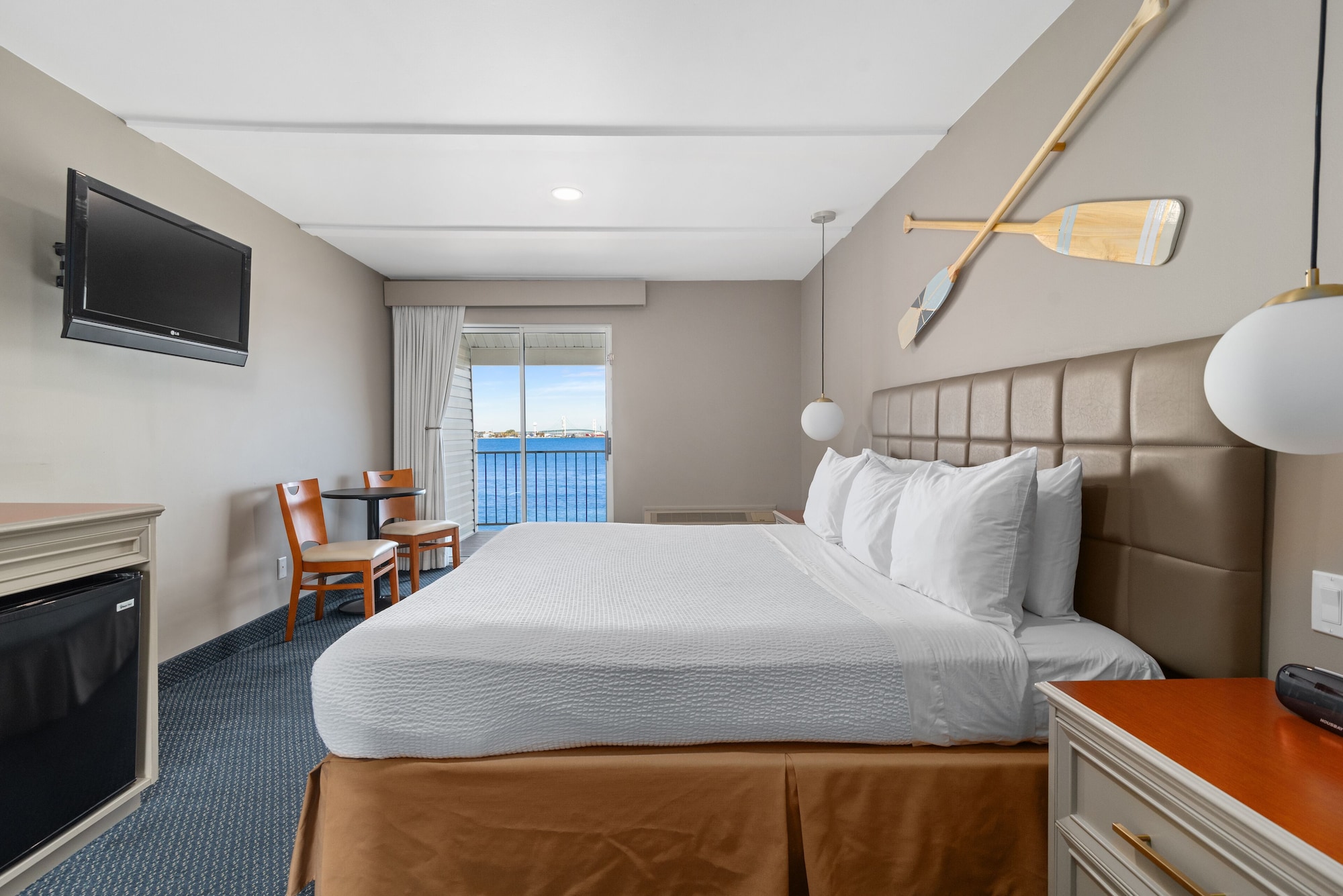 ROOM, KING BED, LAKE FRONT, JETTED TUB, BALCONY