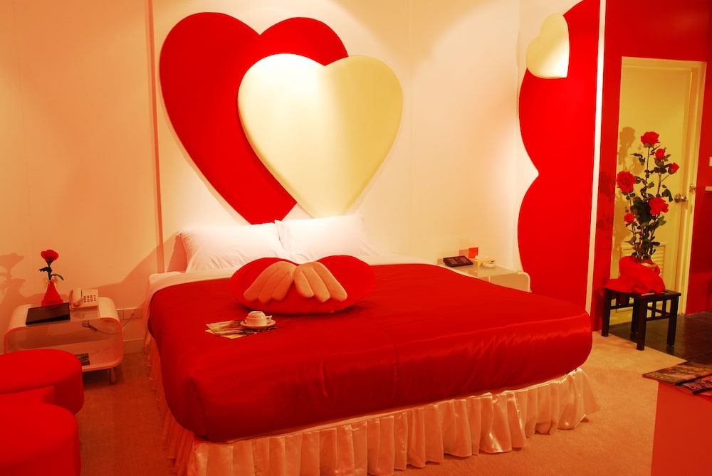 DELUXE, DOUBLE OR TWIN BED
