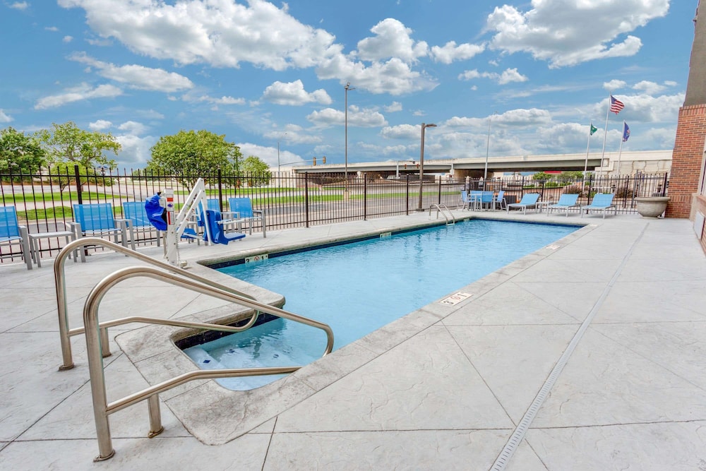 La Quinta Inn & Suites by Wyndham Wichita Airport 3/56