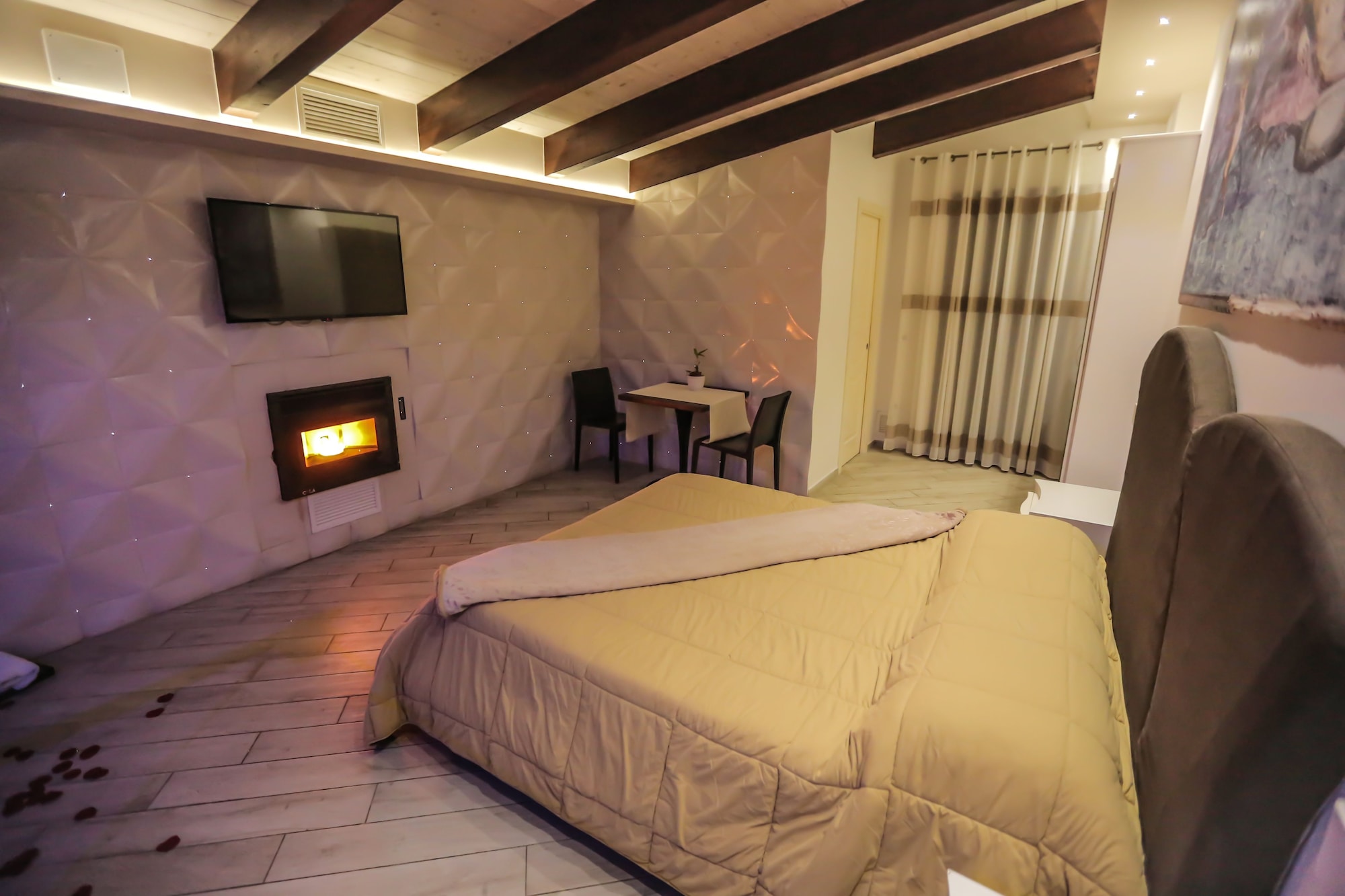 LUXURY, SUITE, DOUBLE BED, JETTED TUB