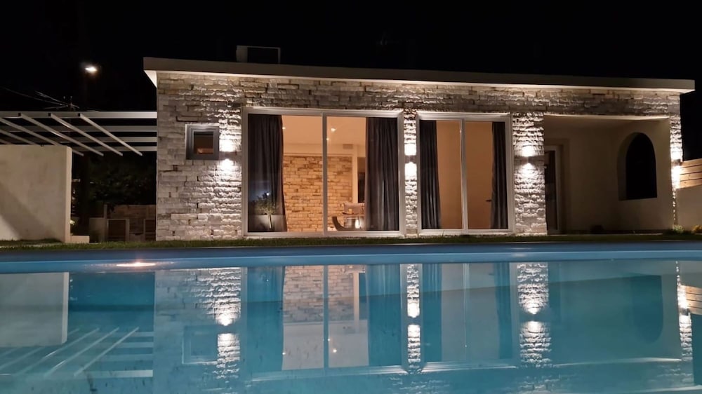 Aqua Luxury Suites 52/76