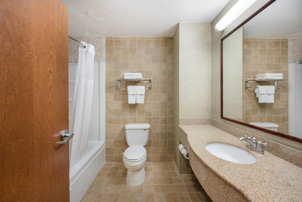 غرفة قياسية بسرير كينج، Quality Inn and Suites Fishkill South Near I-84 9/10
