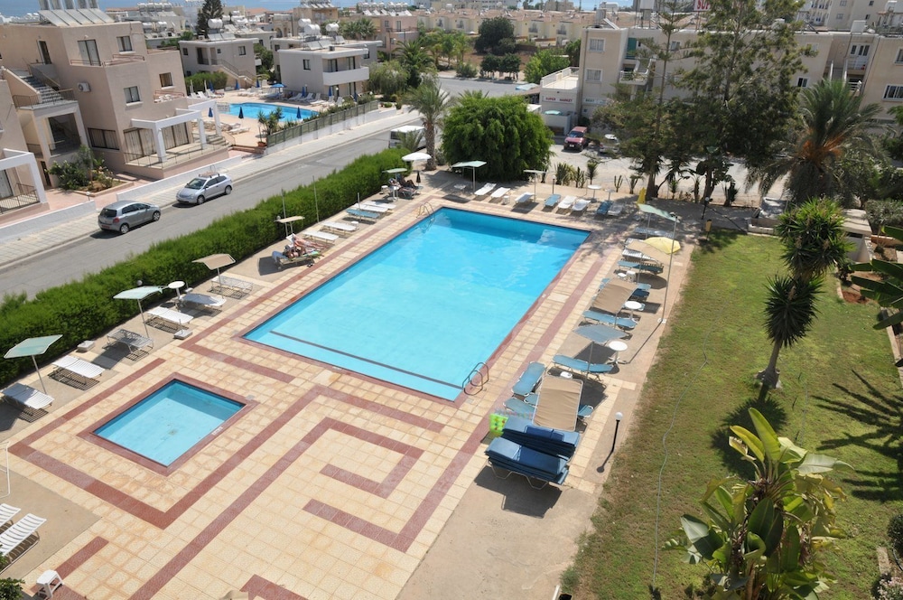 DebbieXenia Hotel Apartments 39/45