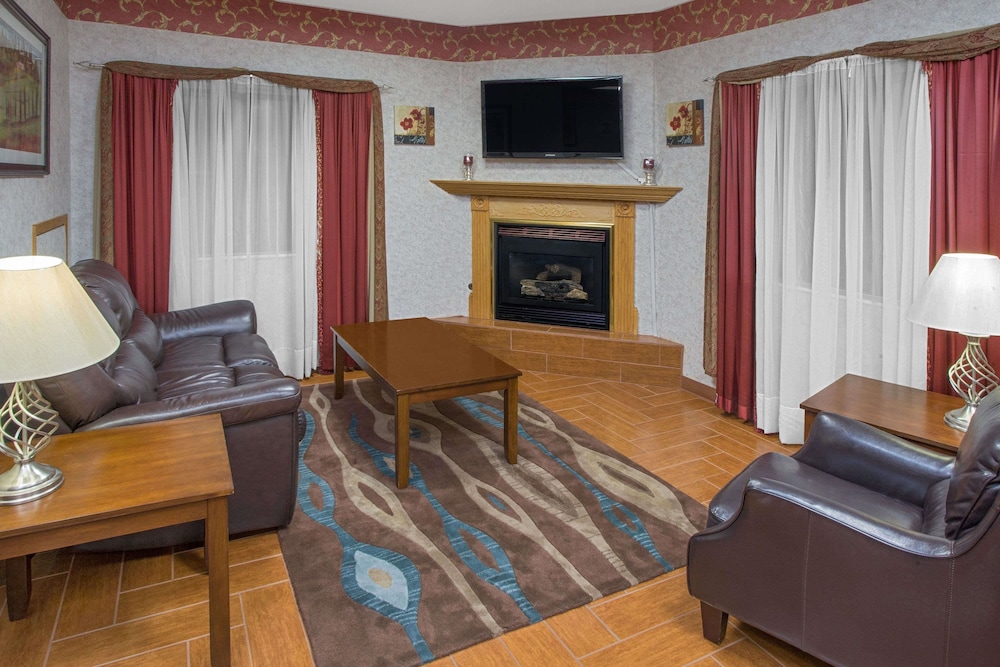 Super 8 By Wyndham Three Rivers 16/20