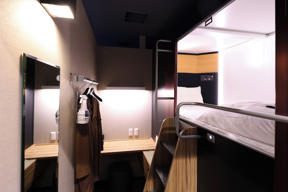 Global Cabin Yokohamachukagai 10/69
