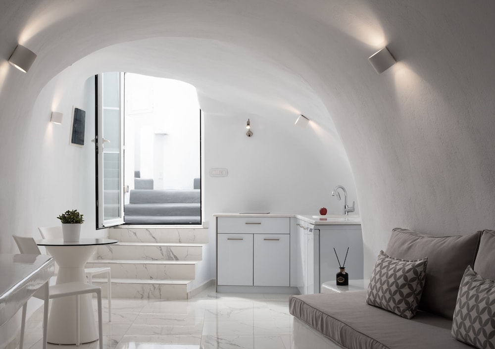 White Concept Caves - Adults Only 19/34