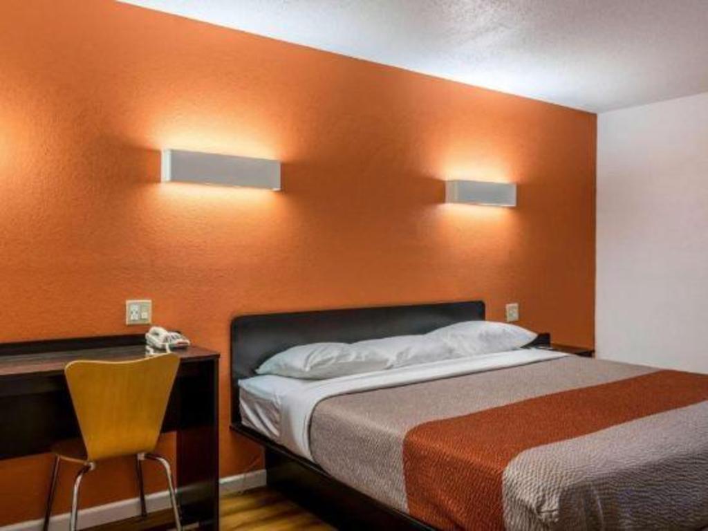 Room, Queen Bed, Smoking, Motel6 Tacoma, WA - Fife 10/10