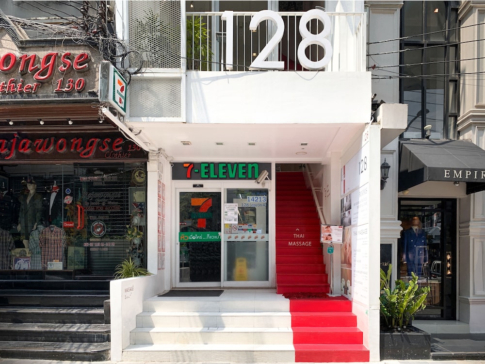 128 Room and Massage酒店(128 Room and Massage) 图片1