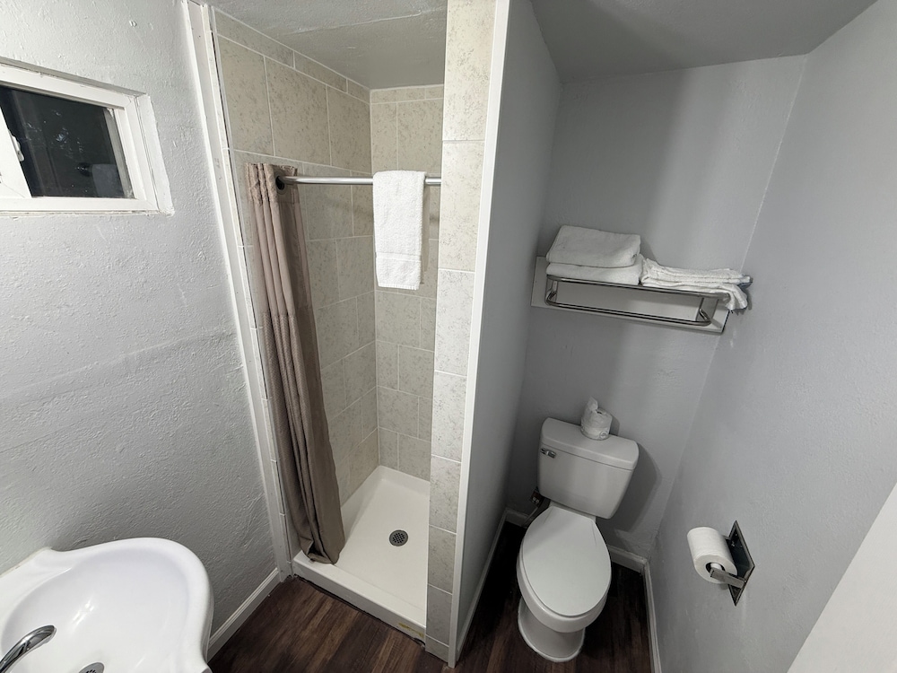 Budget Inn Bend by OYO 40/44