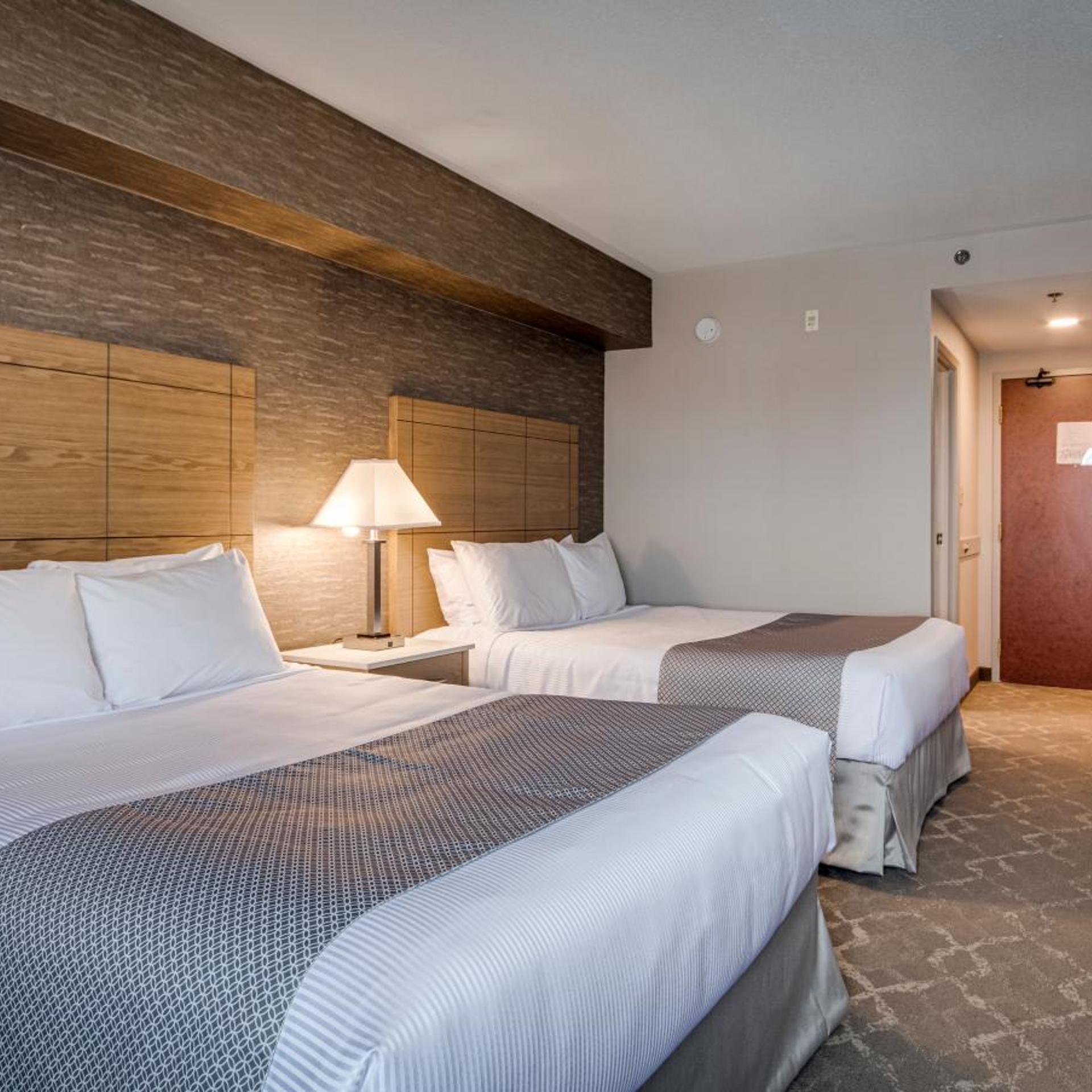 Standard, King Bed, 2 Queen Beds