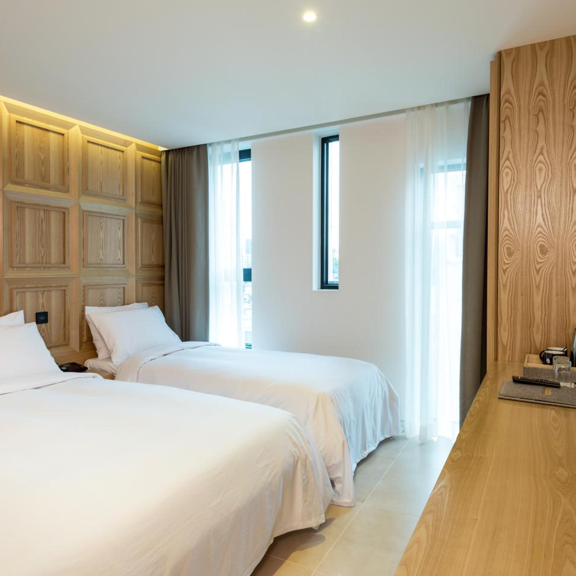 DELUXE, FAMILY, TWIN BEDS