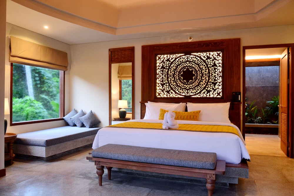 ROYAL, MAHA, SUITE