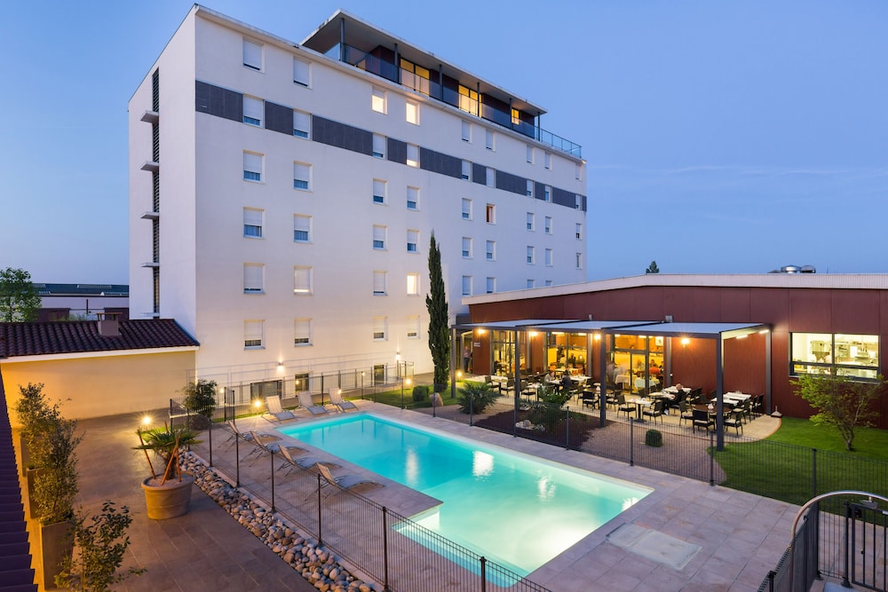 Gatsby Hotel and Restaurant By HappyCulture 1/50