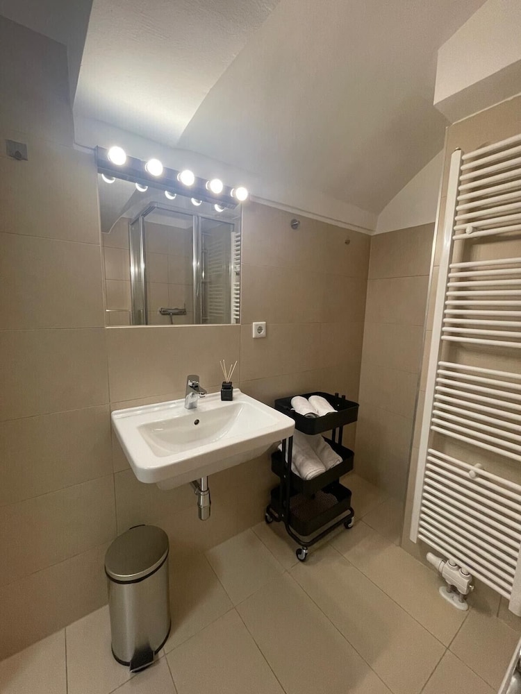 Kimi Apartments 46/50
