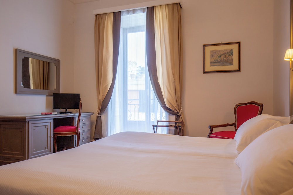غرفة سوبيريور بسرير كينج بإطلالة جزئية على البحر، Grand Hotel Europa Palace 2/10