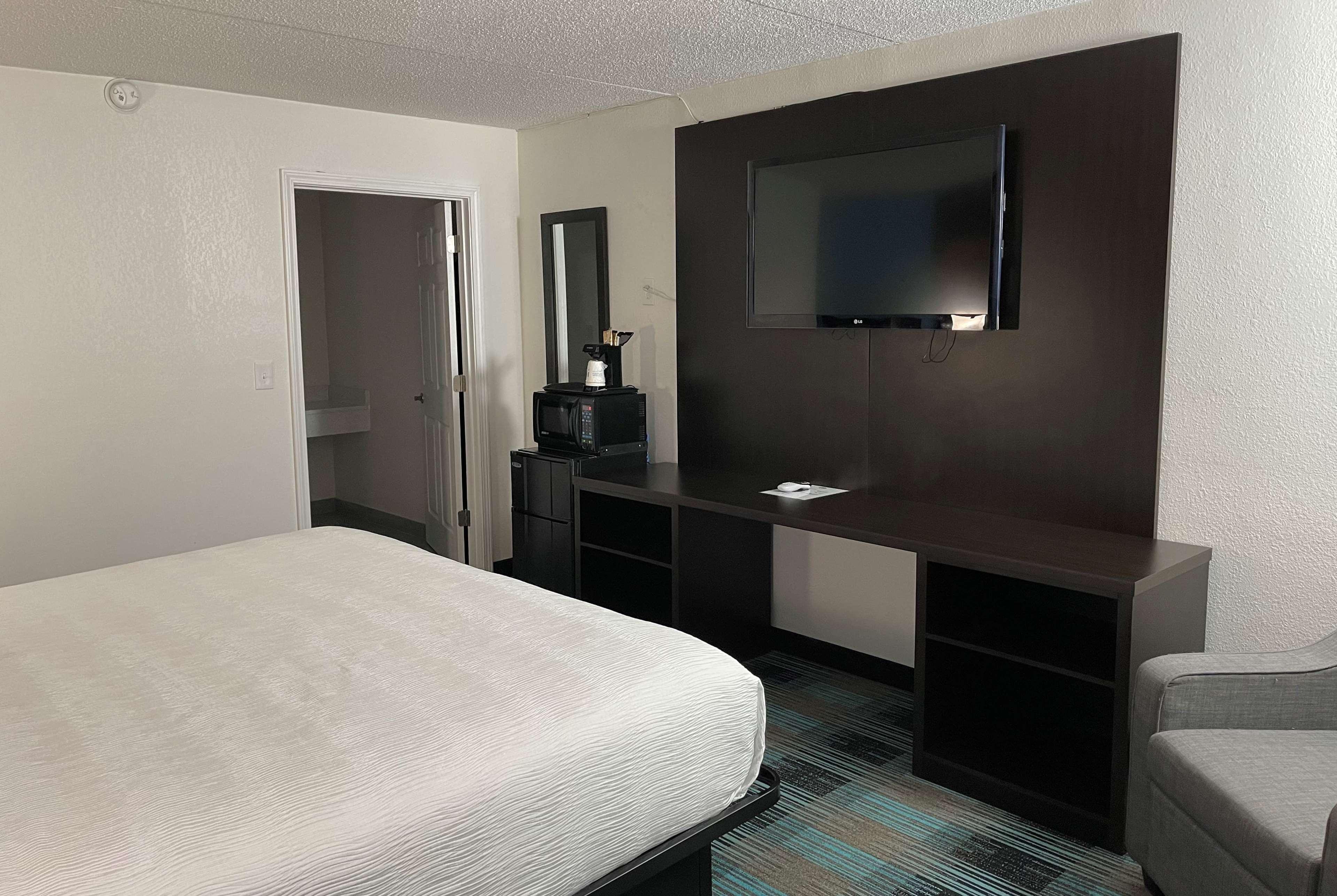 Days Inn by Wyndham Calhoun GA I-75 and US-41 6/28