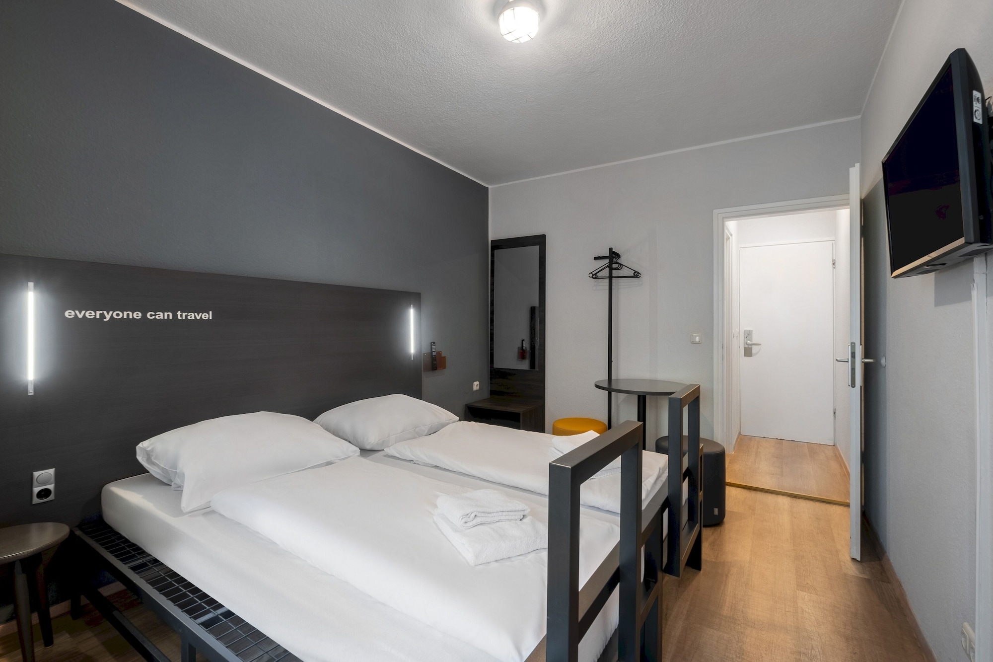 ROOM, TWIN BEDS
