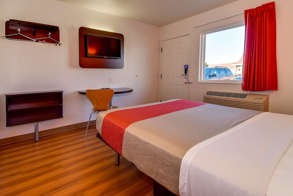 Motel6 Riverside, CA - South 28/51