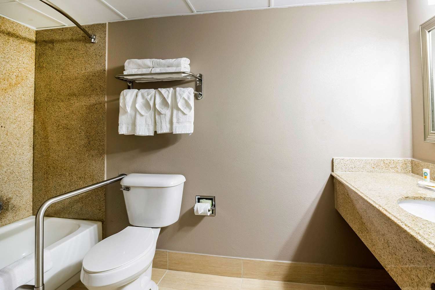 Quality Inn & Suites Arden Hills - Saint Paul North 36/37